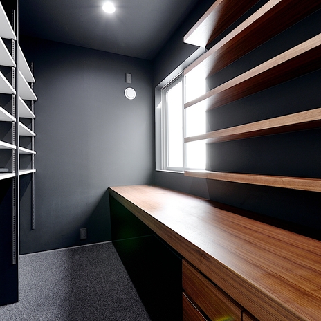 リビング前のテラスに隣接する書斎スペース