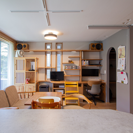 黒板＋マグネットのグレー壁のあるリビングダイニング