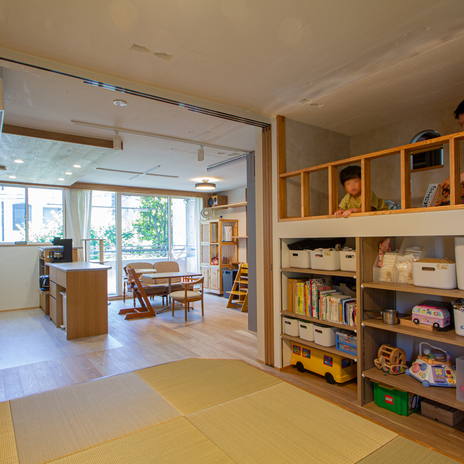 子供の遊び場からリビングを眺める