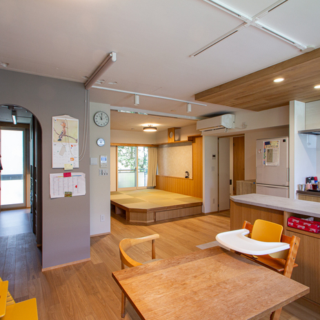 引戸をオープンにすると、一室空間になるマンションリノベーション