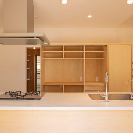アイランドキッチンと壁面収納