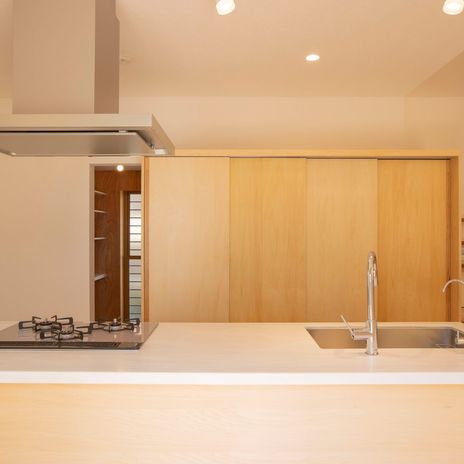 アイランドキッチンと壁面収納