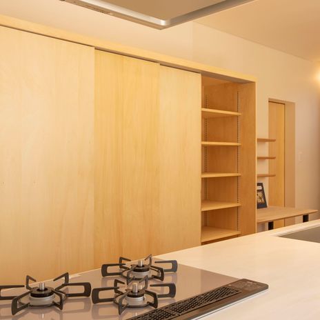 アイランドキッチンと壁面収納