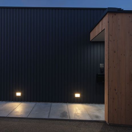 アプローチのフットライト。