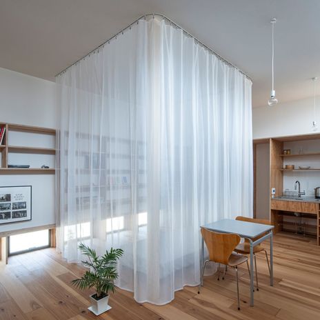 天蓋のようにベッドを包む。