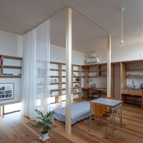 今の天井高は3,150mm。2本の独立柱を拠り所に大きなワンルームを小さな6つの帯域に性格付ける。