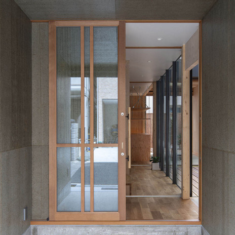 玄関正面。道路側から奥の広縁へ視線が抜ける。