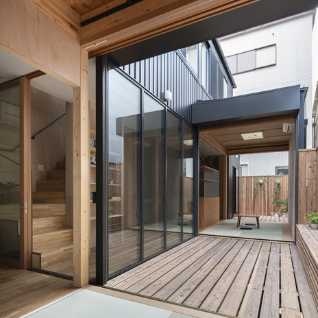 母の寝間、広縁１、居間、広縁２のつながり。内部と外部が織りなす市松模様。