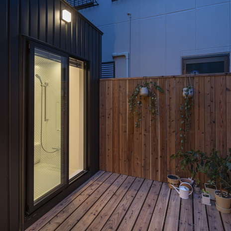 広縁と浴室。掃き出しサッシを通じて出入り可能。