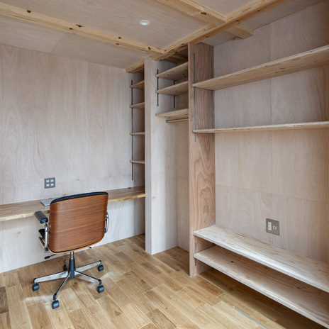 息子さんの部屋。デスクと本棚、服掛けを一体的に造作。