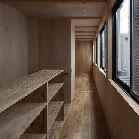 2階は息子さんの部屋とゲストルーム、収納を最小限の容積に納める。広縁・居間に面した連続窓から光が入る。