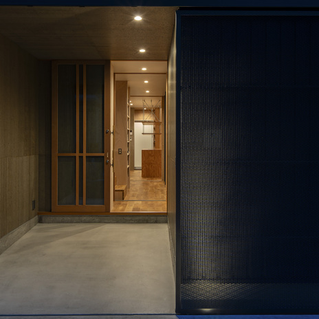 土間夕景。ダウンライトでシンプルなライティング。