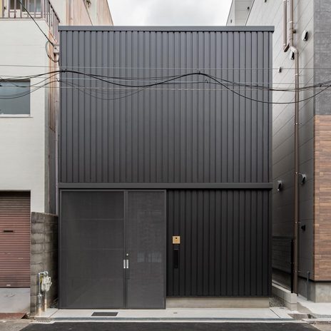 大阪市淀川区。戦前から続く長屋街が時代と共に分割・建替えられ、ビルの谷間に最後まで残っ た1戸を解体して建て替える計画。