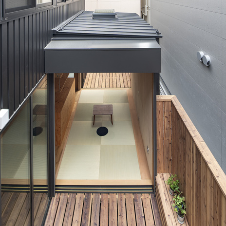 息子さんの部屋から見下ろし。開け放った居間は東屋のような様相。