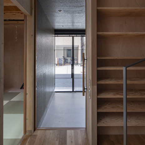 玄関見返し。道路際の吊戸でセキュリティを取れば玄関戸は開放したまま生活出来る。南北長手方向に風が通り抜ける設計。