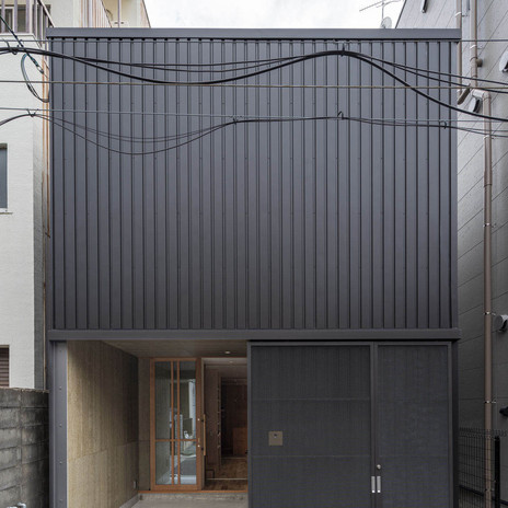 ビルの谷間で開放的に暮らす小さな家