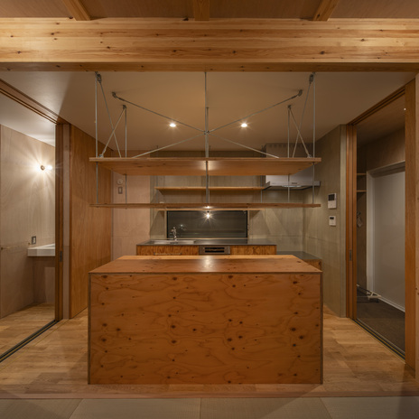 キッチンを挟んで左手洗面、右手脱衣・浴室。最短の動線計画。