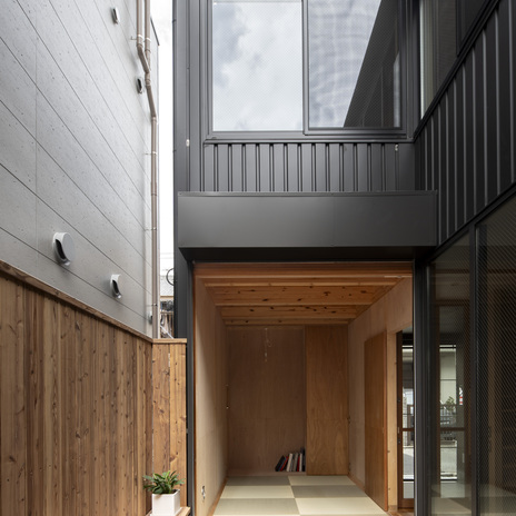 南側の建物高さを抑え、ビルの谷間でも十分な採光を確保。