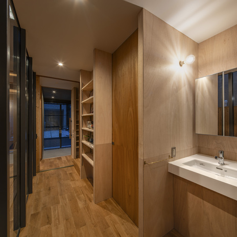 洗面・トイレはコンパクトに階段下へ集約。