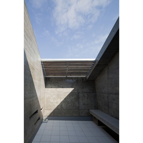 北側の柔らかい光を取り入れるテラス