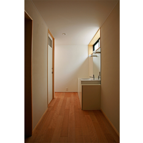 半地下の通路に設けた洗面コーナー