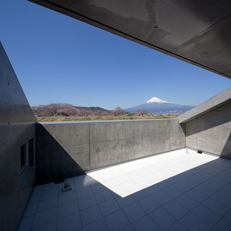 風景を切り取ったコンクリートの壁