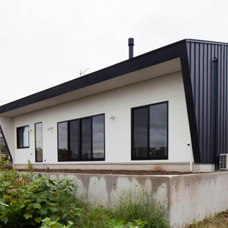 農地側に大きく開口を設け、屋根のかかる外観