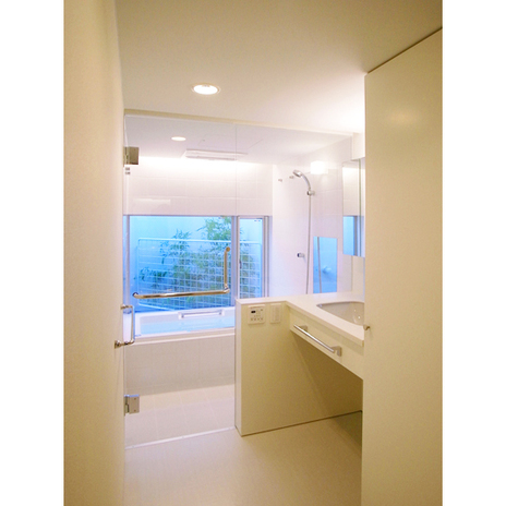 白で統一されたシンプルな洗面室(夕景)