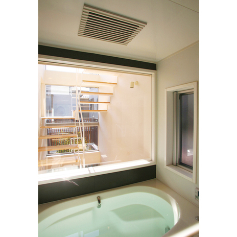 階段室に面して窓を設けた浴室