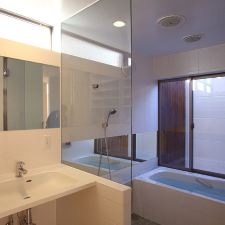 洗面室から浴室を見る