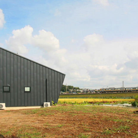 ダーククレーのガルバリウム鋼板でつつまれた外観