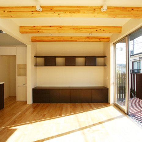 明るいリビングとデッキバルコニー