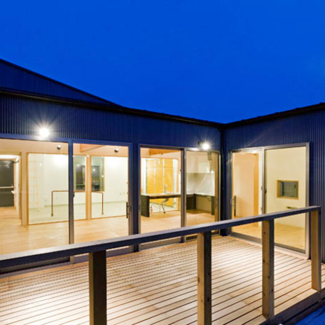 レッドシダーでつくったバリヤフリーのデッキスペース