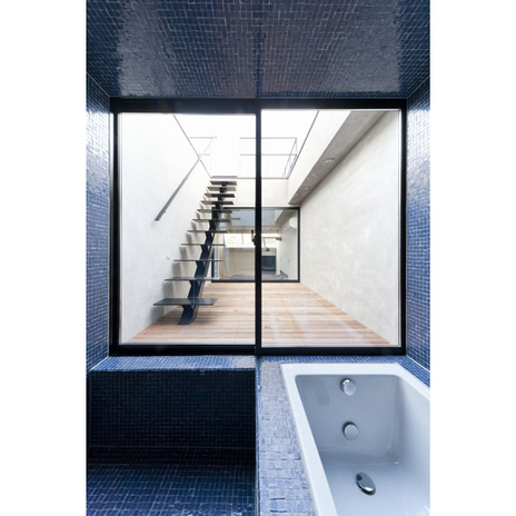 浴室と主寝室に挟まれたデッキテラス