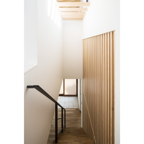 天井垂木現しと縦格子と丸鋼手すり