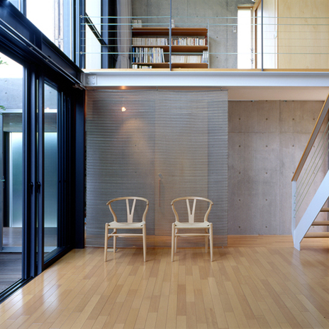 さまざまな素材で仕上げられたリビングルーム