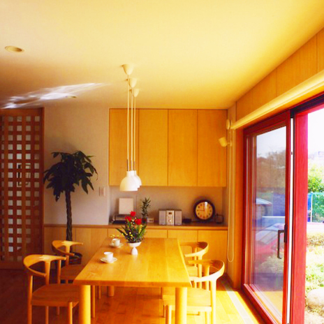 家具と同じ壁仕上げで横のラインを強調