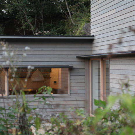 木製窓と木の外壁