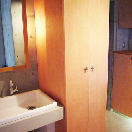 造り付け収納と洗面のある玄関ホール