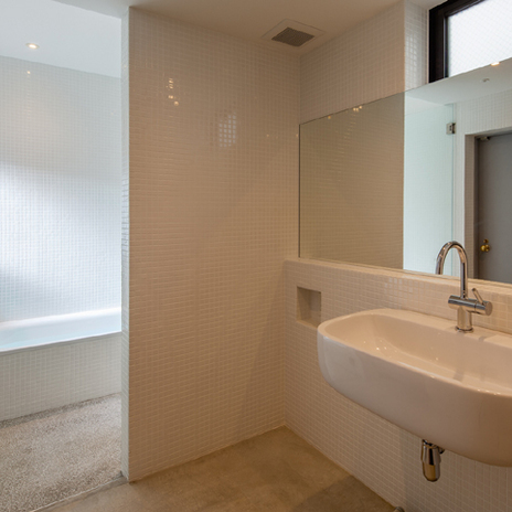 洗面と明るく風通しの良い浴室