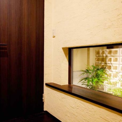 なつかしい気持ちになる、坪庭が見える玄関ホール。