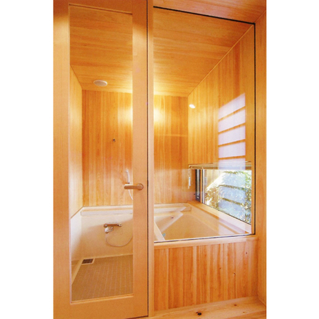 湯につかりながら、のんびりと中庭をながめる風呂