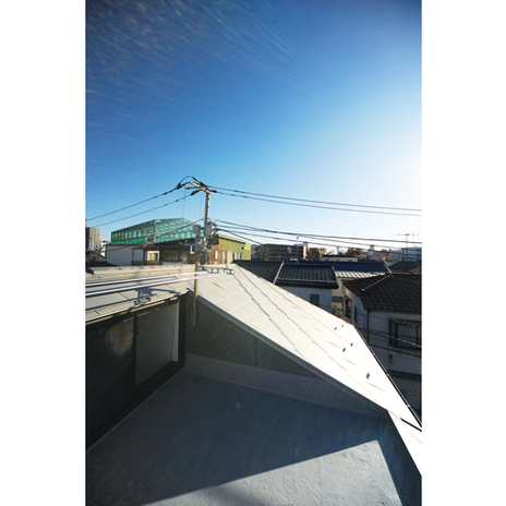 腰高の窓からでる月見台