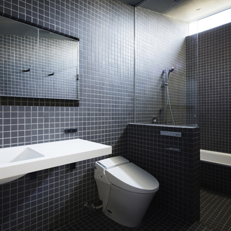 ハイサイドライトの差し込む洗面所と浴室