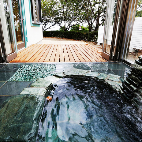 玉砂利を一部分敷き詰めた浴室