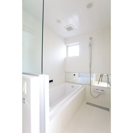 白で統一した浴室