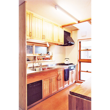 地元のスギ材を使った造り付け流し台