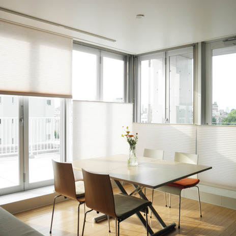 断熱性と透過性のある窓廻りスクリーン