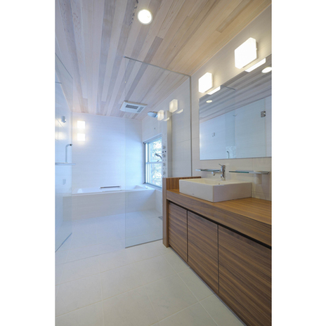 木天井のパウダールームと一体化した広い浴室