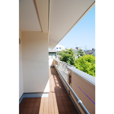 深い軒のバルコニー